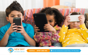 Sử dụng thiết bị điện tử liên tục gây ảnh hưởng xấu đến sức khỏe mắt của trẻ