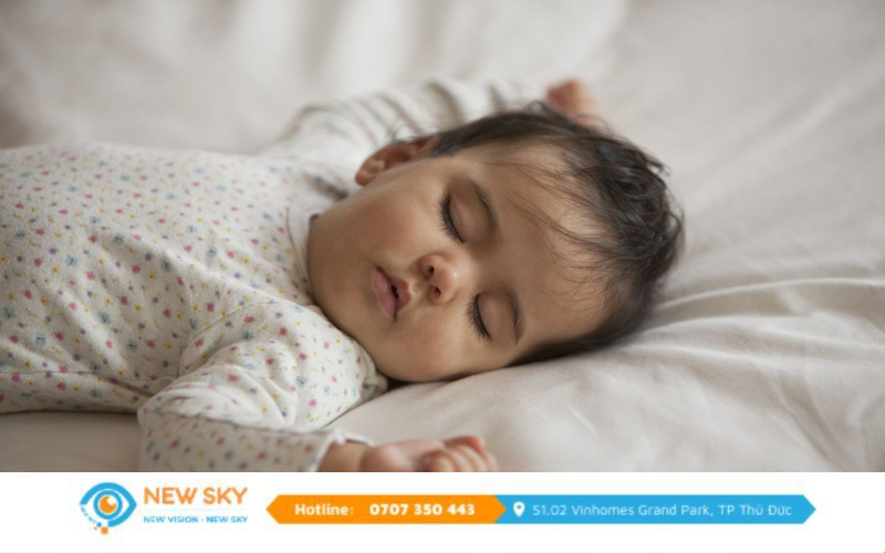 Cha mẹ nên sắp xếp giờ ngủ phù hợp và xây dựng thói quen ngủ sớm cho con